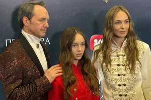 Анна Снаткина вместе с мужем и 13-летней дочерью появилась на светской премьере сериала в Москве Анна Снаткина вместе с мужем и 13-летней дочерью появилась на светской премьере сериала в Москве