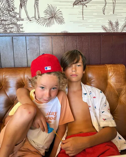 Айза Долматова воспитывает двоих сыновей