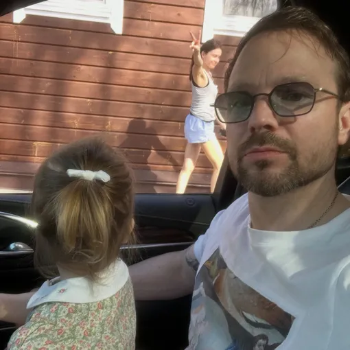 Алексей Чадов проводит май с семьей