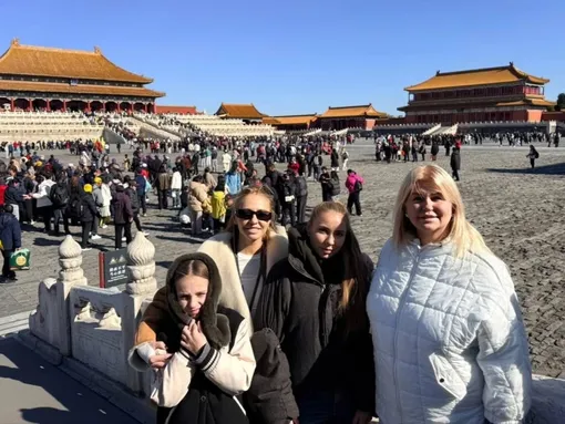 Татьяна Навка с мамой и дочерьми в Китае Татьяна Навка с мамой и дочерьми в Китае