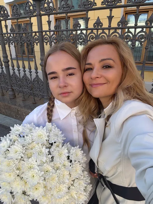 Маруся Левкина с дочерью в школе