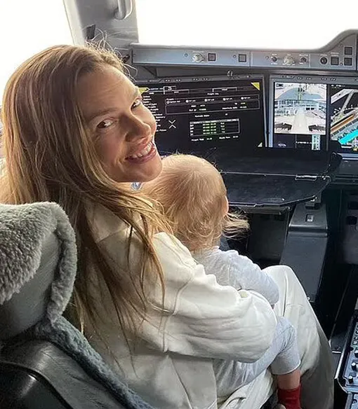 Хилари Суэнк стала мамой в 48 лет