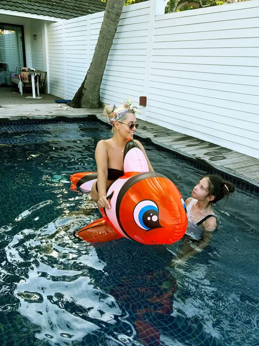 Мария Кравченко отправилась на отдых с дочерью Викторией