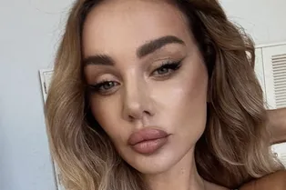 Похудевшая Анна Седокова показала фигуру в ярко-оранжевом мини с глубоким декольте Похудевшая Анна Седокова показала фигуру в ярко-оранжевом мини с глубоким декольте