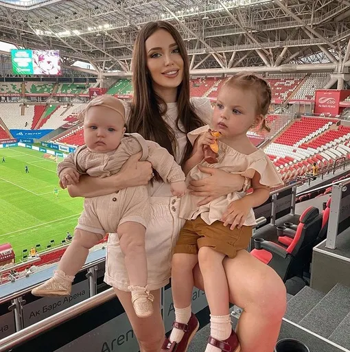 Анастасия Костенко добилась алиментов от мужа для двоих дочерей Анастасия Костенко добилась алиментов от мужа для двоих дочерей