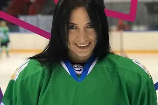 Самой красивой хоккеисткой России стала жгучая брюнетка из Уфы Самой красивой хоккеисткой России стала жгучая брюнетка из Уфы