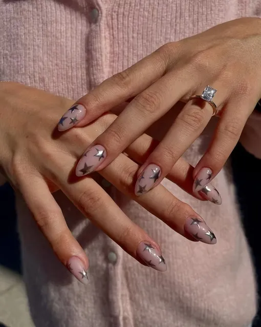 Маникюр с серебряными звездами отлично смотрится на нюдовой базе