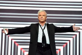 Золотой корсет и колготки: 5 фирменных нарядов Бориса Моисеева, которыми он шокировал задолго до современных звезд Золотой корсет и колготки: 5 фирменных нарядов Бориса Моисеева, которыми он шокировал задолго до современных звезд