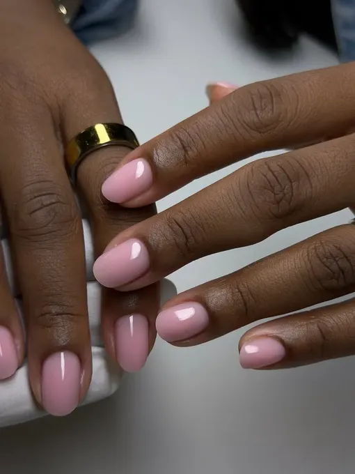 Глянцевое и полупрозрачное покрытие на ногтях создает эффект атласной ткани