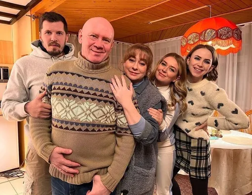 Партнеры по сериалу «Праздники» Сергей Канаев, Виталий Хаев, Мария Аронова, Анастасия Калашникова и Яна Енжаева Партнеры по сериалу «Праздники» Сергей Канаев, Виталий Хаев, Мария Аронова, Анастасия Калашникова и Яна Енжаева