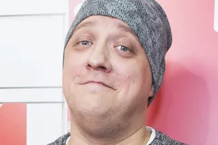 Гарик Харламов на прощании с Романом Поповым рассказал, что помогал его семье собирать деньги на лечение