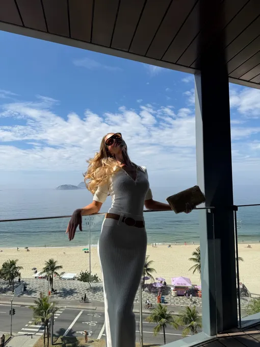 Роузи Хантингтон-Уайтли в облегающем платье