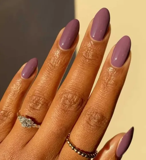 С таким маникюром нельзя не помечтать о букетах сирени и романтичных прогулках под звук весеннего дождя.