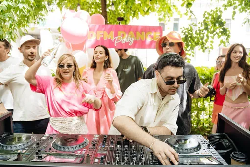 Радио DFM и Morning Secret Party устроили атмосферную летнюю вечеринку Радио DFM и Morning Secret Party устроили атмосферную летнюю вечеринку