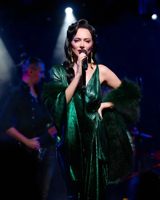 Настасья Самбурская в стильном образе