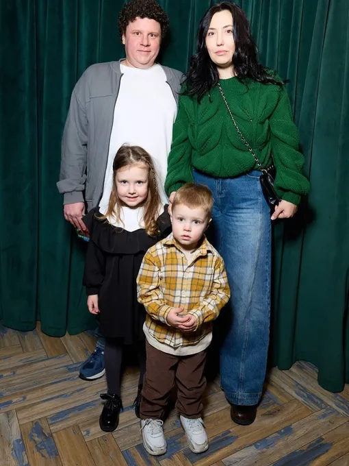 Евгений Кулик с женой Ригиной, дочерью Софией и сыном Федором