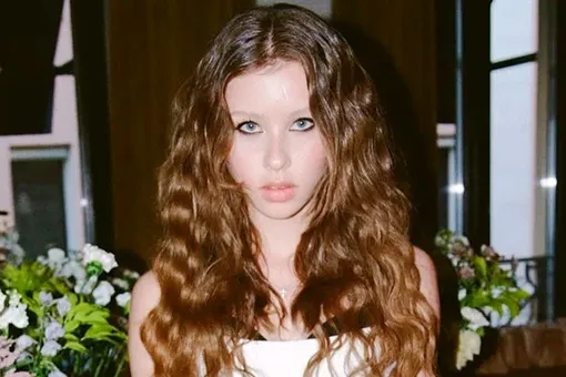 Анна Пересильд прилетела в Париж и устроила дерзкую фотосессию на фоне Эйфелевой башни Анна Пересильд прилетела в Париж и устроила дерзкую фотосессию на фоне Эйфелевой башни