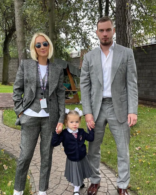 Лера Кудрявцева с мужем водят дочь в детский сад