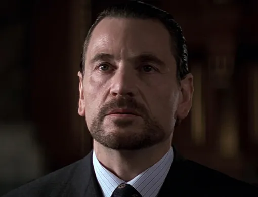 Чеки Карио в бондиане «Золотой глаз»