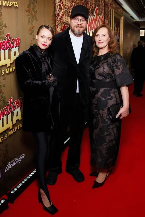 Катерина Ковальчук с мужем Гариком Харламовым и мамой Юлией на премьере фильма «Новая теща»