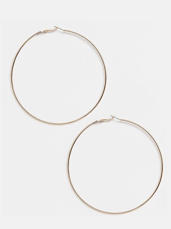 Серьги Liars  Lovers, 590 руб
Серьги Liars https://www.thevoicemag.ru/fashion/trends/kakuyu-bizhuteriyu-nosyat-obespechennye-zhenshchiny-s-horoshim-vkusom-9-modnyh-ukrasheniy/