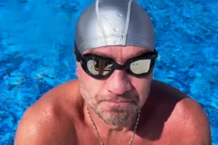 Роман Костомаров показал, как научился плавать в бассейне с протезами на ногах Роман Костомаров показал, как научился плавать в бассейне с протезами на ногах