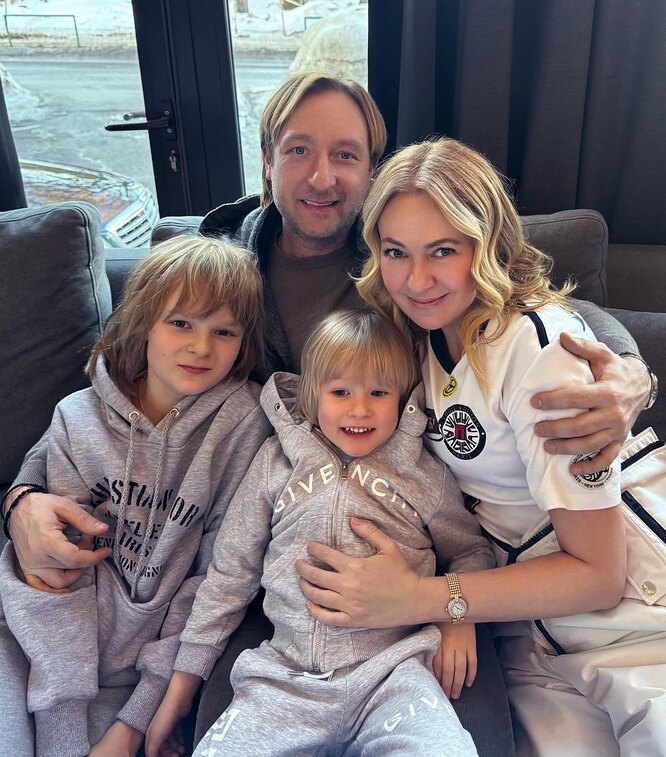 Үйдегі тесігі бар секс фотосуреттері