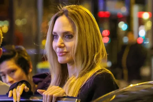 Анджелину Джоли в свитере с открытым плечом у парижского отеля обступили поклонники