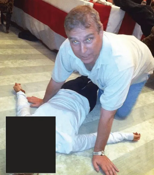 Фото принца Эндрю с девушкой из файлов Эпштейна Фото принца Эндрю с девушкой из файлов Эпштейна