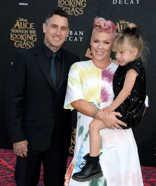 Пинк с мужем и дочкой