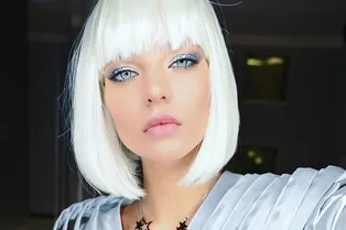 «Железная леди»: Алеся Кафельникова снялась в эпатажном образе в Лондоне