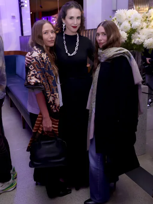 Мэри-Кейт и Эшли Олсен с редактором журнала Сарой Мунвес Мэри-Кейт и Эшли Олсен с редактором журнала Сарой Мунвес