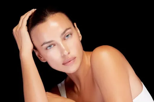 Ирина Шейк в откровенном наряде полакомилась клубникой на улице Лондона Ирина Шейк в откровенном наряде полакомилась клубникой на улице Лондона