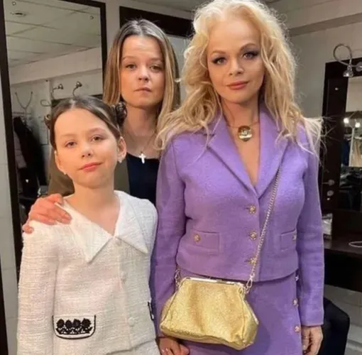 Лариса Долина с дочерью и внучкой