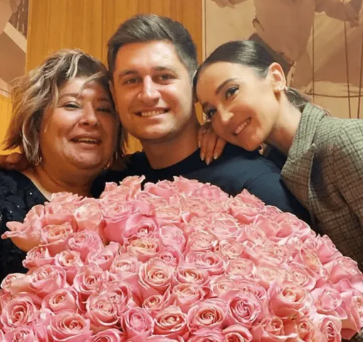 Давид Манукян с мамой и Ольгой Бузовой Давид Манукян с мамой и Ольгой Бузовой