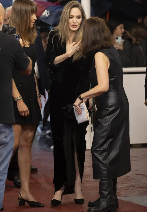 Анджелина Джоли думает о переезде из США