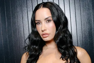 «Сильно похудела»: Деми Ловато показала фигуру в нескромном бикини на экзотическом курорте