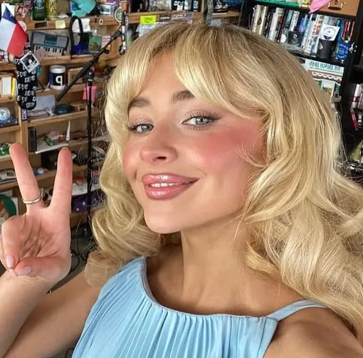 Розовый макияж губ делает Сабрину Карпентер настоящей королевой нежной пин-ап эстетики Розовый макияж губ делает Сабрину Карпентер настоящей королевой нежной пин-ап эстетики