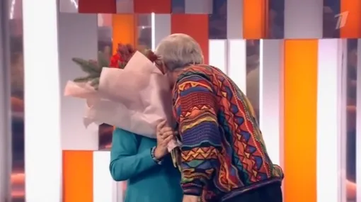 Бывшие супруги поцеловались