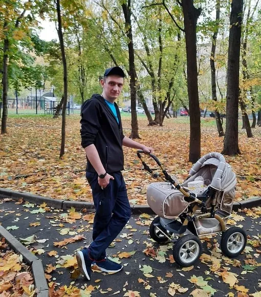 Владислав Пугачев на прогулке с новорожденной дочерью Владислав Пугачев на прогулке с новорожденной дочерью
