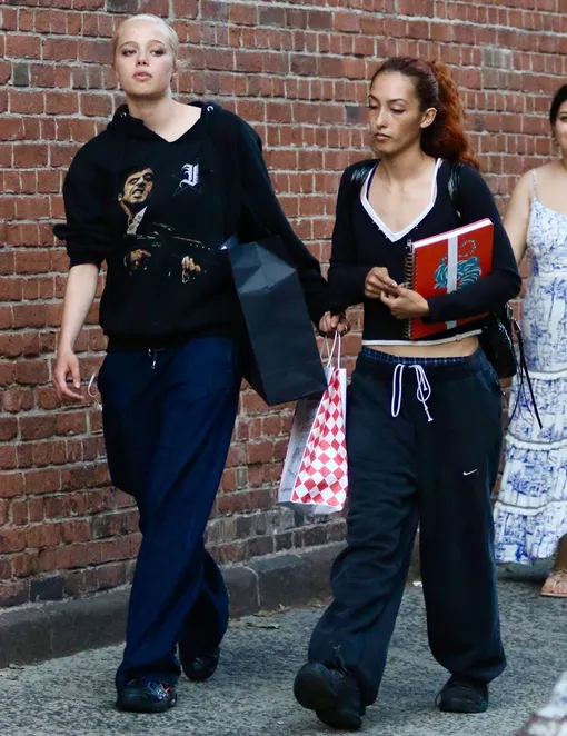 Шайло Джоли с подругой в Нью-Йорке Шайло Джоли с подругой в Нью-Йорке