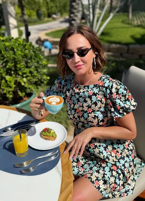 Ольга Бузова позировала за ланчем