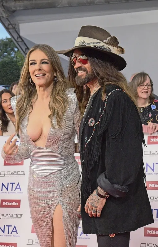 Элизабет Херли рассказала о романе с отцом Майли Сайрус Элизабет Херли рассказала о романе с отцом Майли Сайрус