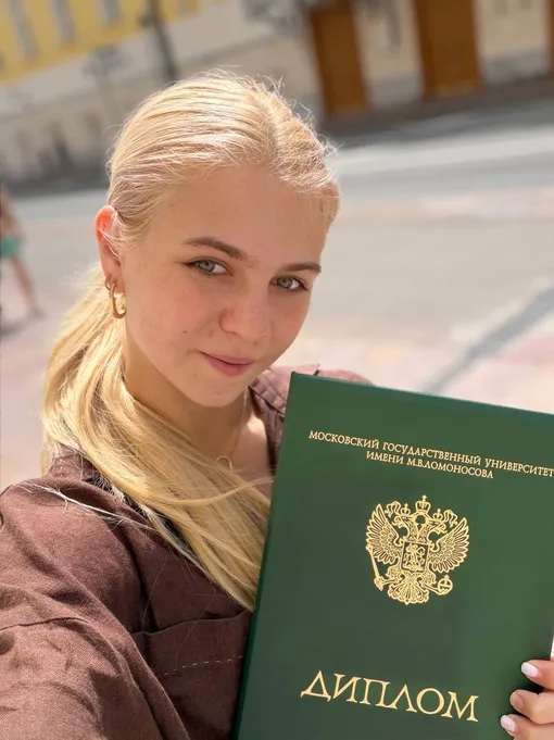 Александра Трусова окончила журфак МГУ Александра Трусова окончила журфак МГУ