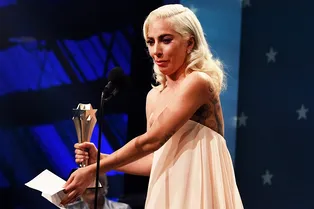 Леди Гага сбежала с премии Critics' Choice Awards из-за смерти любимой лошади