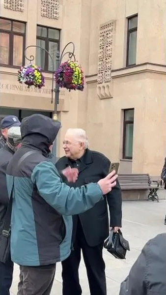 Нажми и смотри