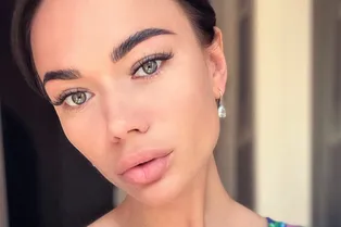 «Мне повезло родиться девочкой!»: Яна Кошкина снялась в платье с голыми плечами «Мне повезло родиться девочкой!»: Яна Кошкина снялась в платье с голыми плечами