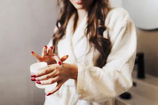 Как подготовить кожу рук и декольте к весне: советы косметолога