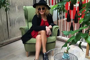 Алла Пугачева прогулялась по Москве в красном мини-платье