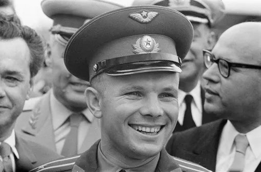 После приземления Юрию Гагарину присвоили звание Герой Советского Союза Юрий Гагарин